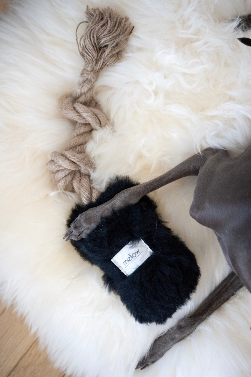 Jouet de traction en peau de mouton naturelle - Noir